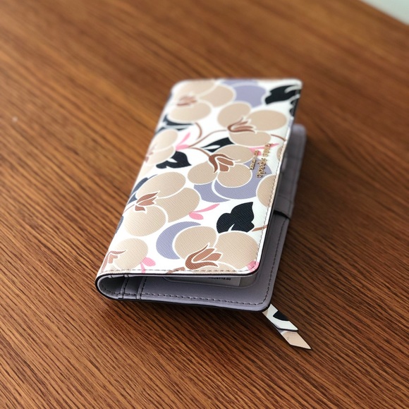 Cameron Breezy Floral Large Slim Bifold Wallet - Picture 6 of 7